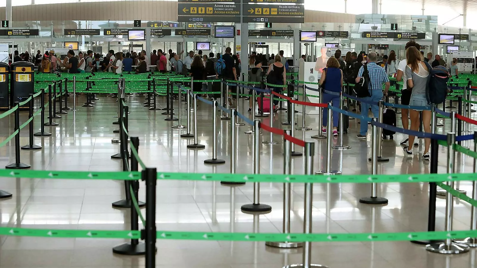 Ahir els passadissos per ordenar les cues als controls de seguretat a l’aeroport estaven buits.