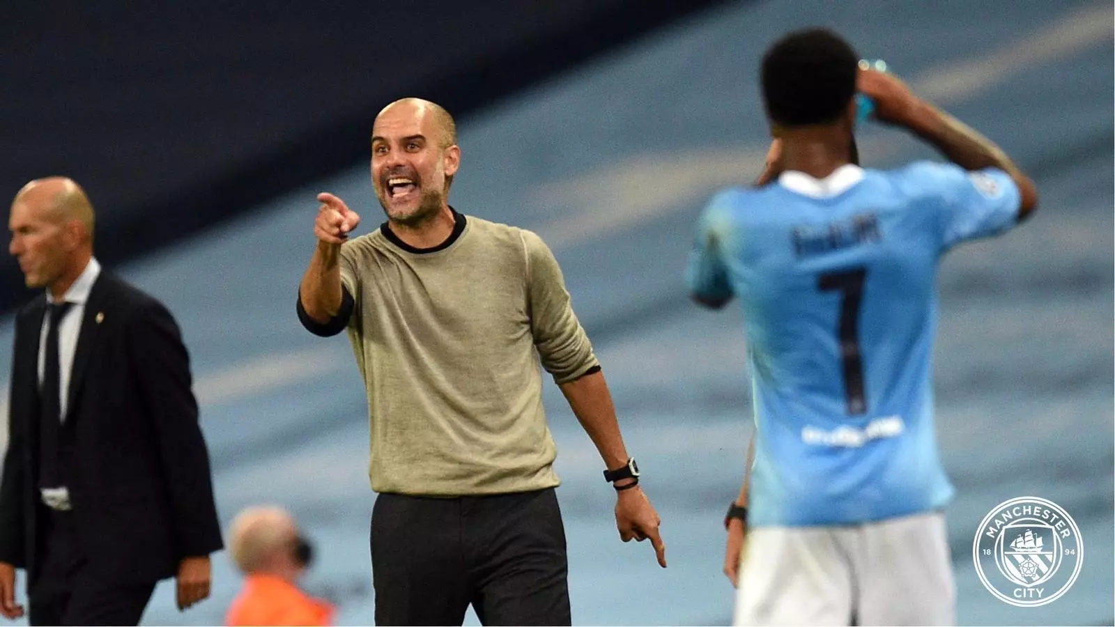 Pep Guardiola, a l'àrea tècnica de l'Etihad.