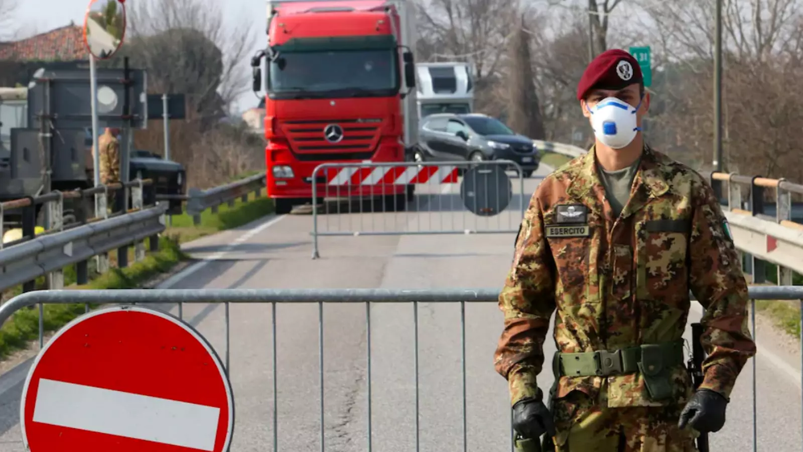 Un soldat vigila el confinament de Vò, un dels primers de tota Europa