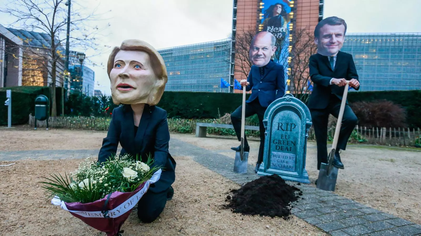 Imatge de la protesta d'activistes climàtics aquest dimecres davant la seu de la Comissió Europea a Brussel·les en contra de la proposta de la taxonomia.