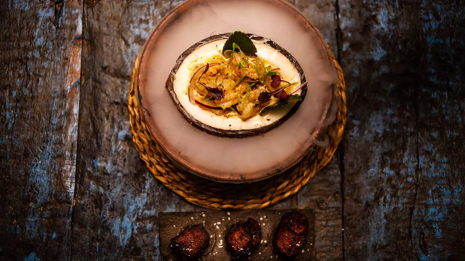 Un plat de ceviche amb canya de sucre