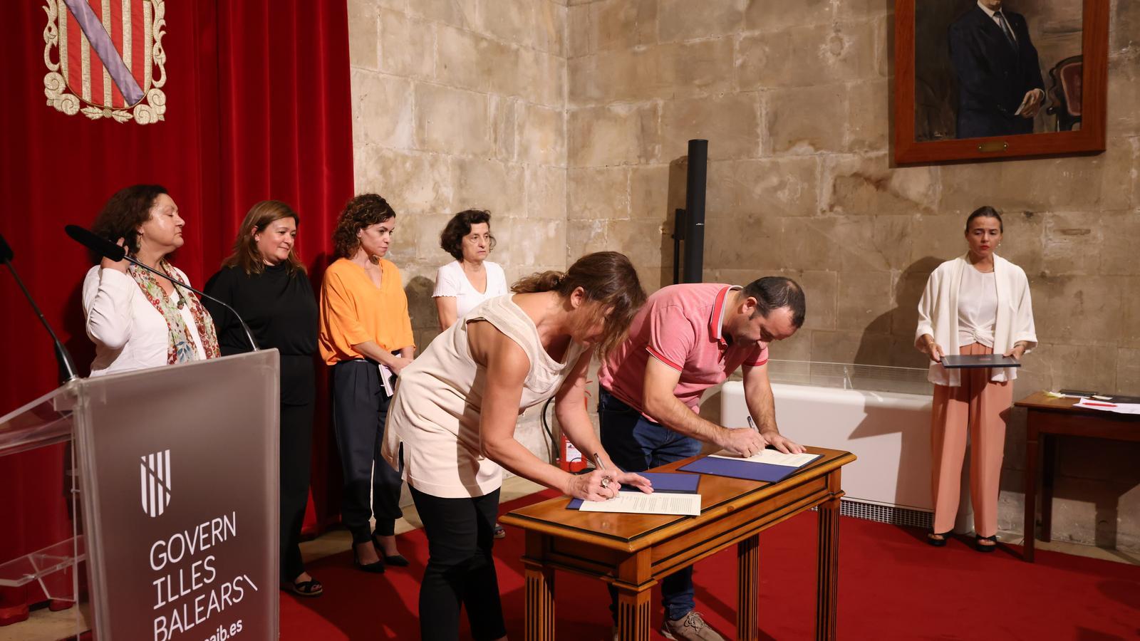 Firma de l'acord sobre la pujada de salaris dels funcionaris en 2022 i 2023, en la imatge la presidenta del Govern, Francina Armengol, i el representant d'UGT, Ramón Ordóñez