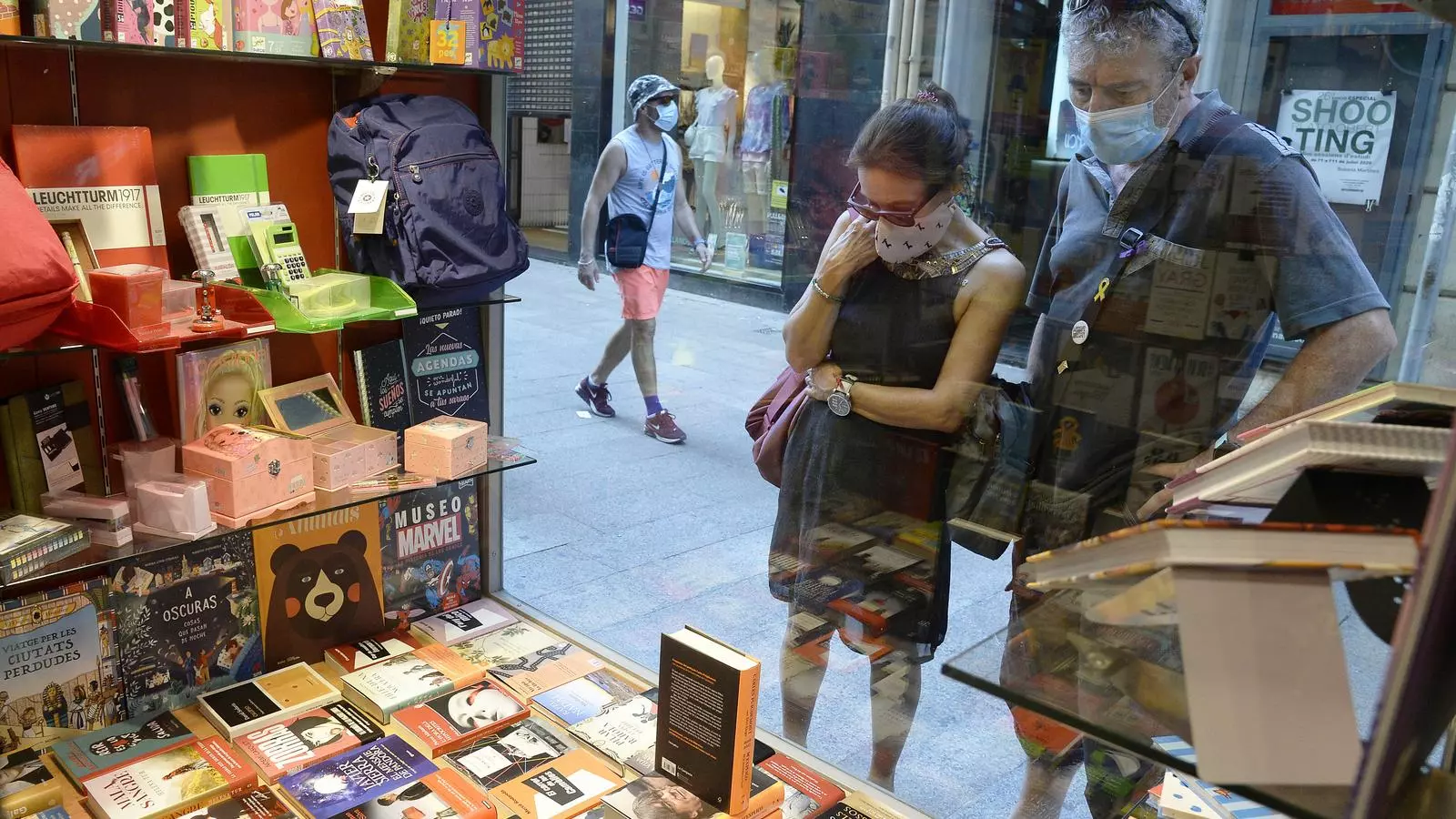Dues persones observen l'aparador d'una llibreria de Lleida.