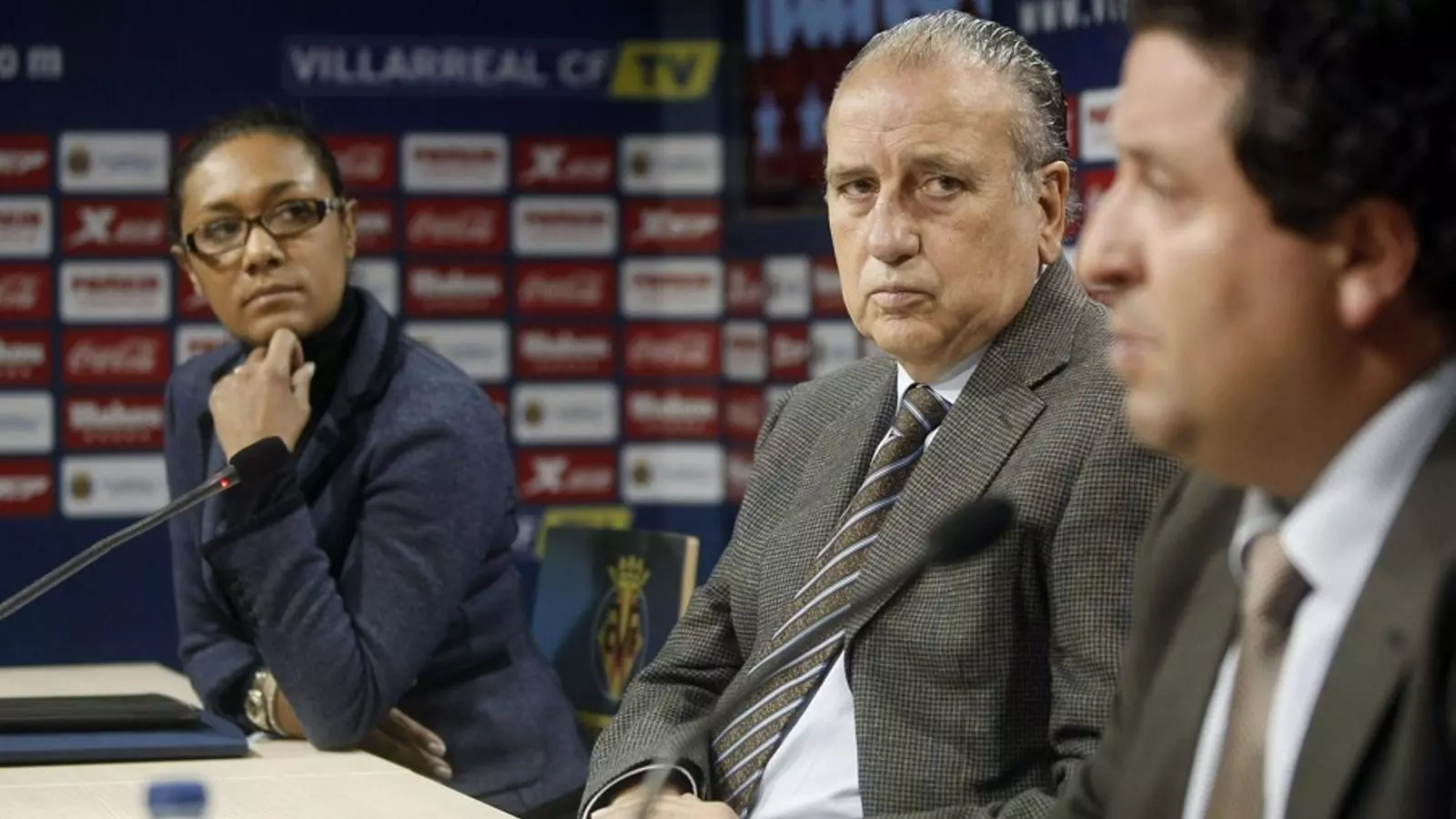 Fernando Roig (centre) ha anunciat que el Vila-real no rebrà més diners públics / DOMENECH / EFE