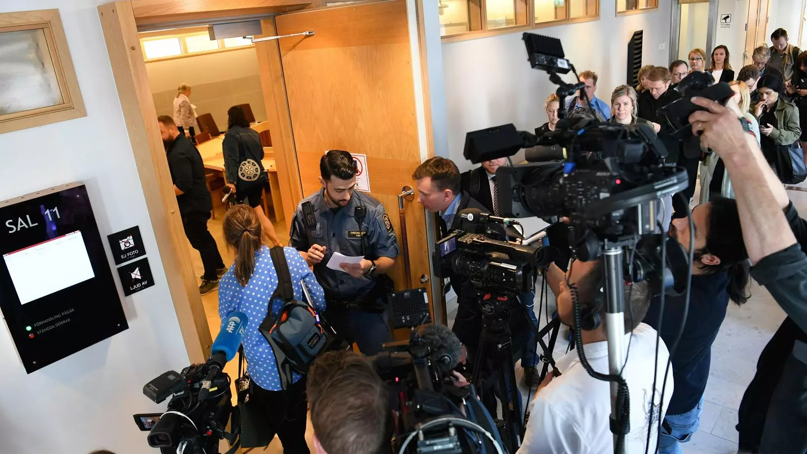 Desenes de periodistes esperaven aquest dilluns la decisió del tribunal a Suècia.