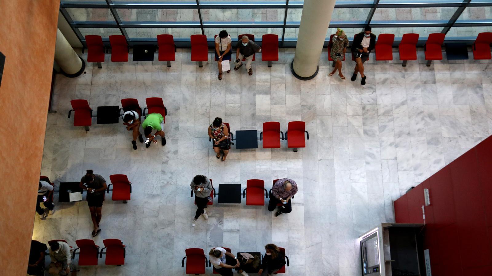 Pacients a la sala d'espera de Son Espases.
