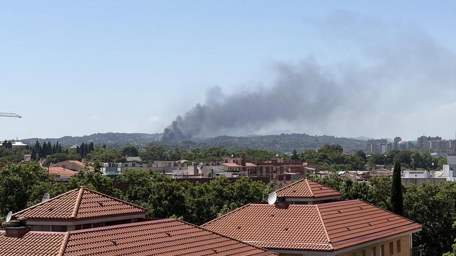 Una gran columna de humo se eleva del edificio del IRTA, en Cerdanyola del Vallès, donde doce dotaciones de los Bomberos de la Generalitat trabajan en la extinción de un incendio.