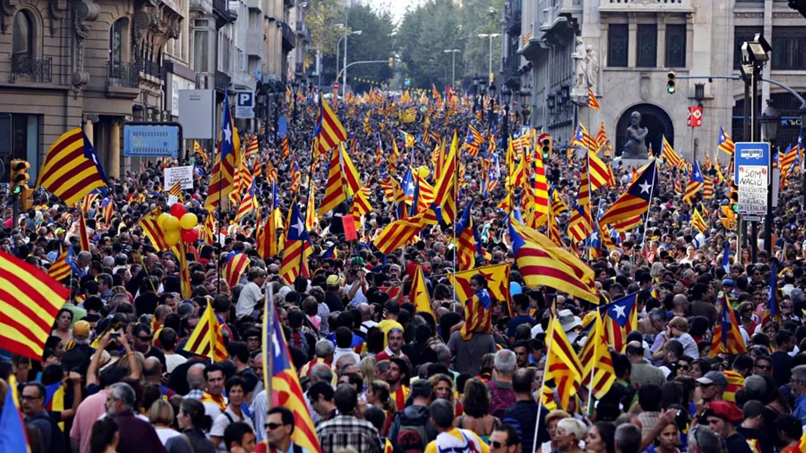 Via Laietana plena de gent. 'Mani' de la Diada / Cristina Calderer