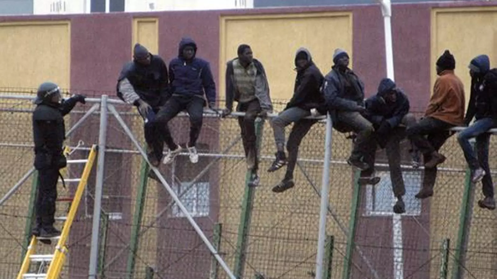 Vint subsaharians que no han aconseguit saltar s'han quedat unes hores a la valla / EFE