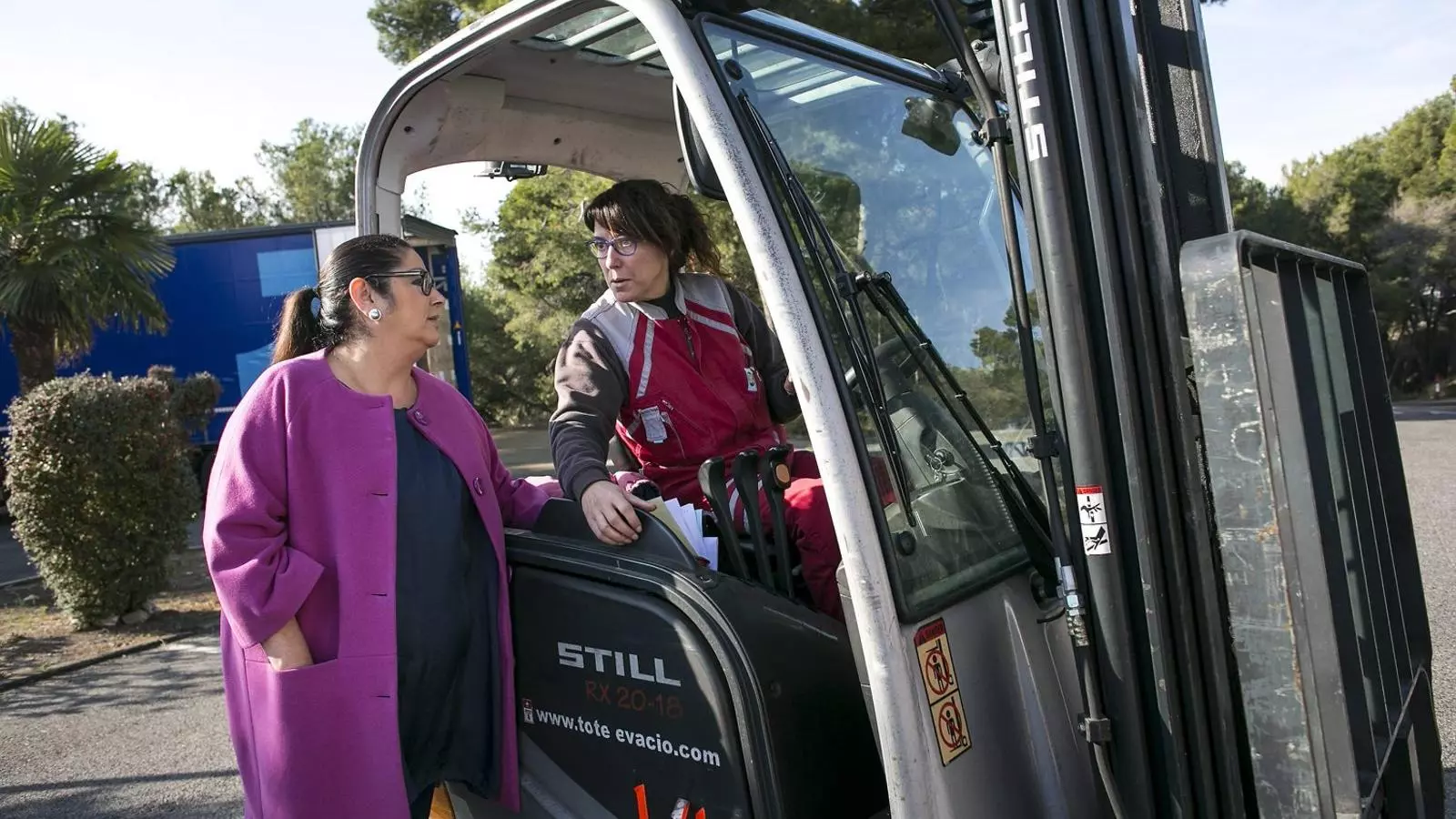 La directora general de Mont Marçal, Blanca Sancho, parla amb la Sunsi Arnabat, responsable del magatzem, abans de descarregar un camió en plena temporada nadalenca.