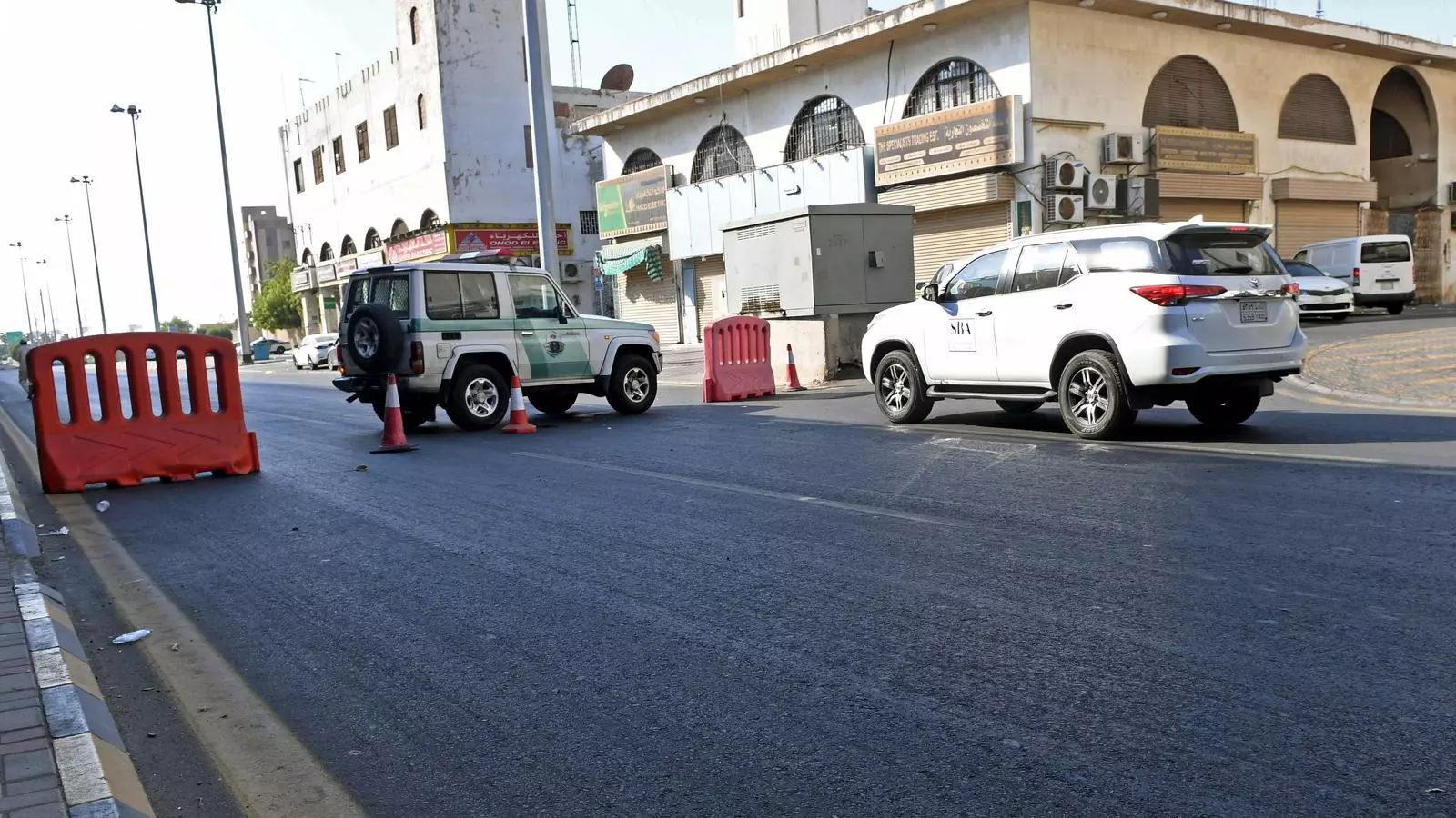Un cotxe de policia talla el camí que condueix al cementiri no musulmà de Jiddah, aquest dimecres, després de l'atac contra la cerimònia del Dia de l'Armistici