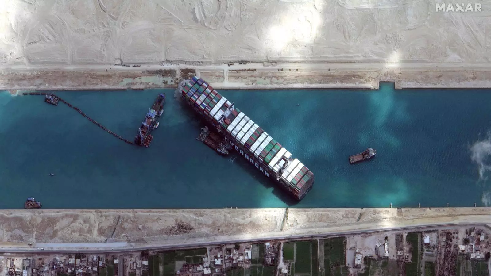 El canal de Suez, cerrado a la navegación por un accidente