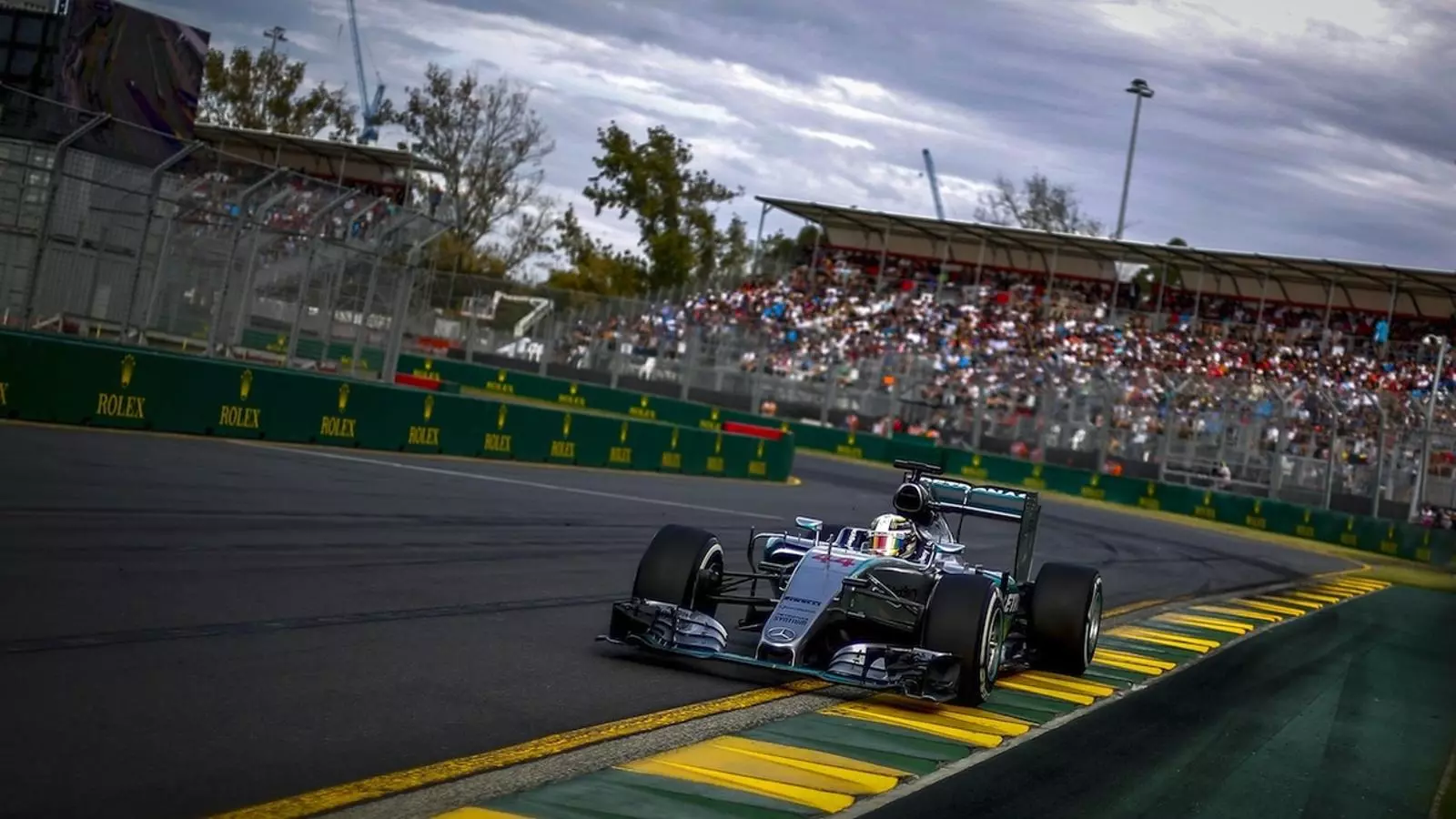 Hamilton, al circuit d'Albert Park, durant els entrenaments oficials del GP d'Austràlia / DIEGO AZUBEL / EFE