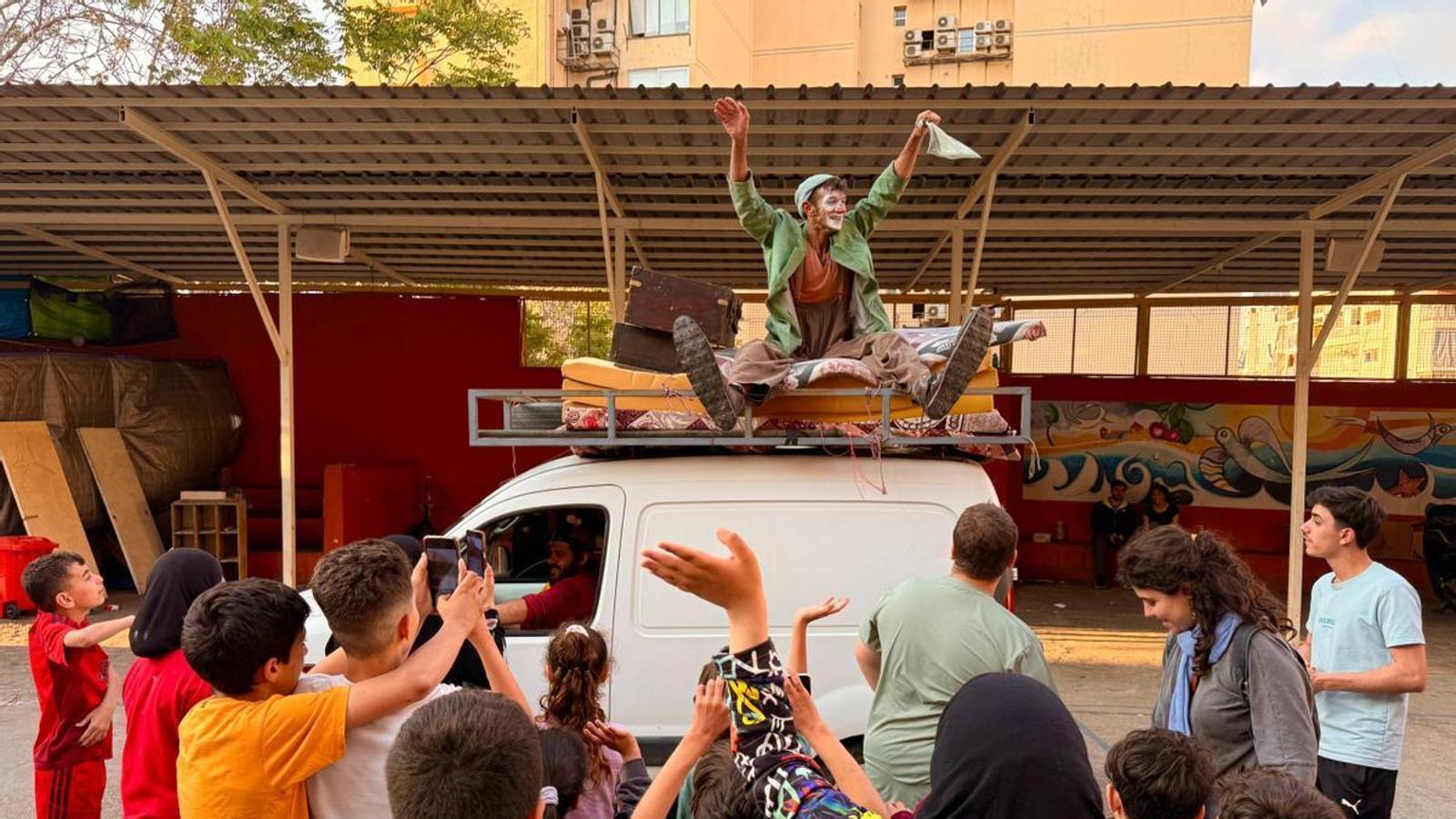 El payaso Pau Palaus actúa delante de un grupo de jóvenes libaneses
