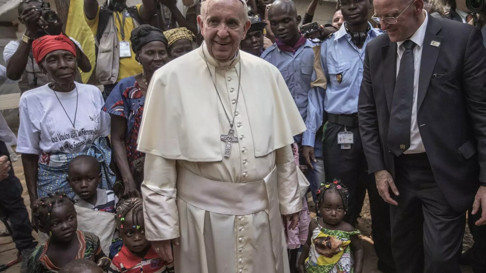 El papa Francesc visita un camp de desplaçats a Bangui. AFP