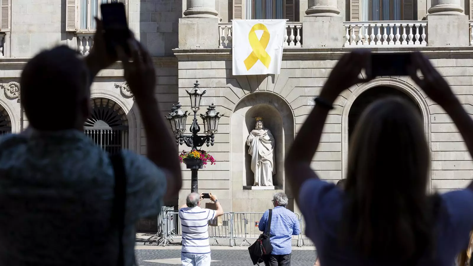 El llaç groc torna a penjar del balcó de l'Ajuntament de Barcelona