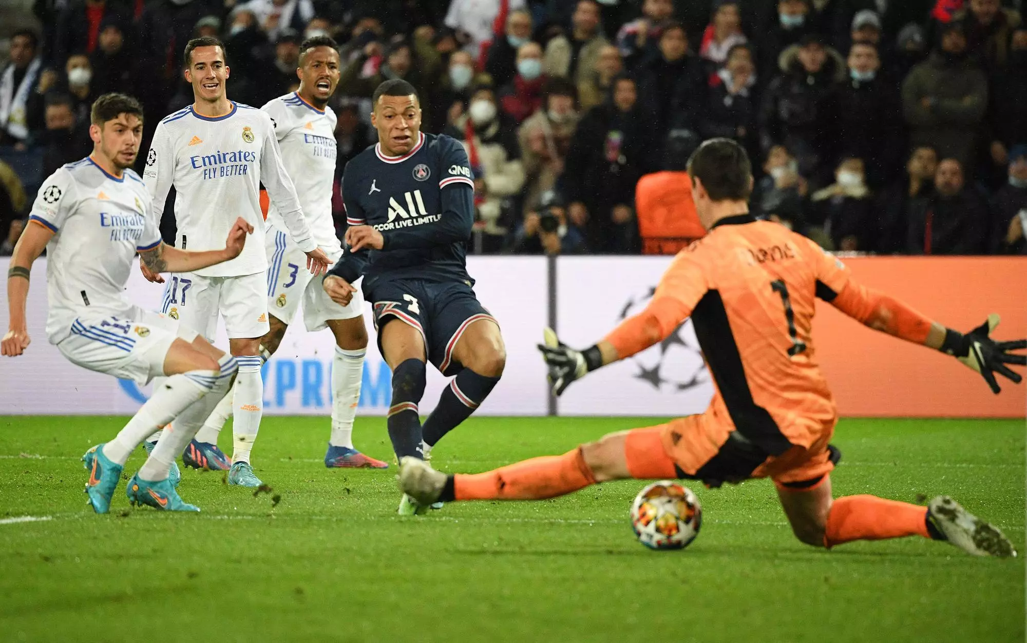 Kylian Mbappé, marcant el gol de la victòria del PSG contra el Reial Madrid