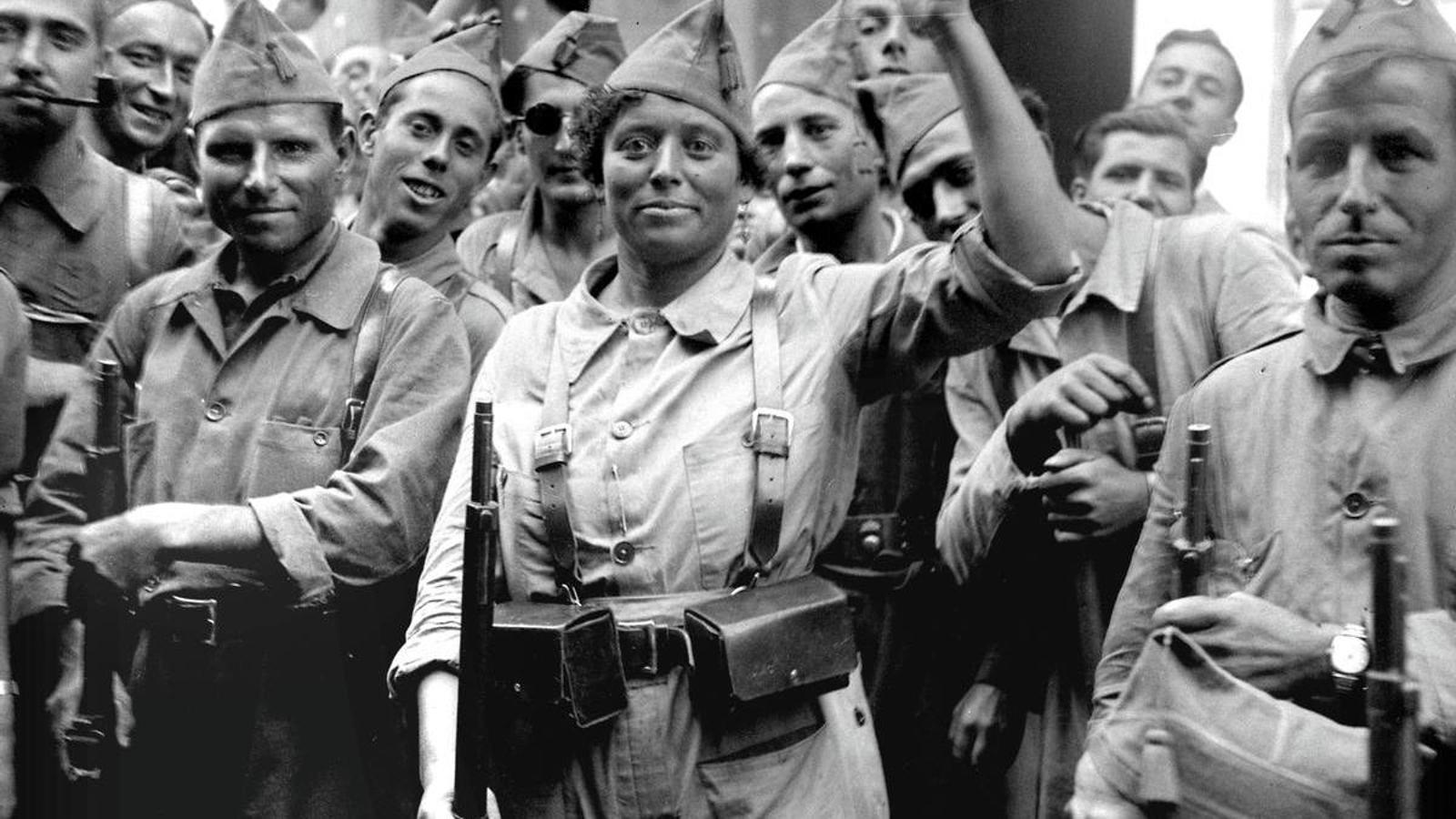 Militiaman of the Fuster Century in the act of handing over a flag, a gift from the workers of the Fills de Francisco Sans company, at the Carl Marx barracks in September 1936.