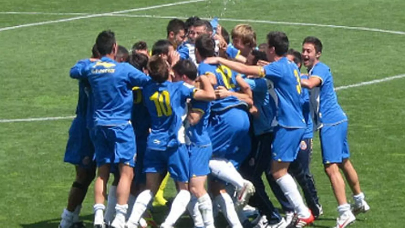 L'Espanyol celebra el campionat a la gespa