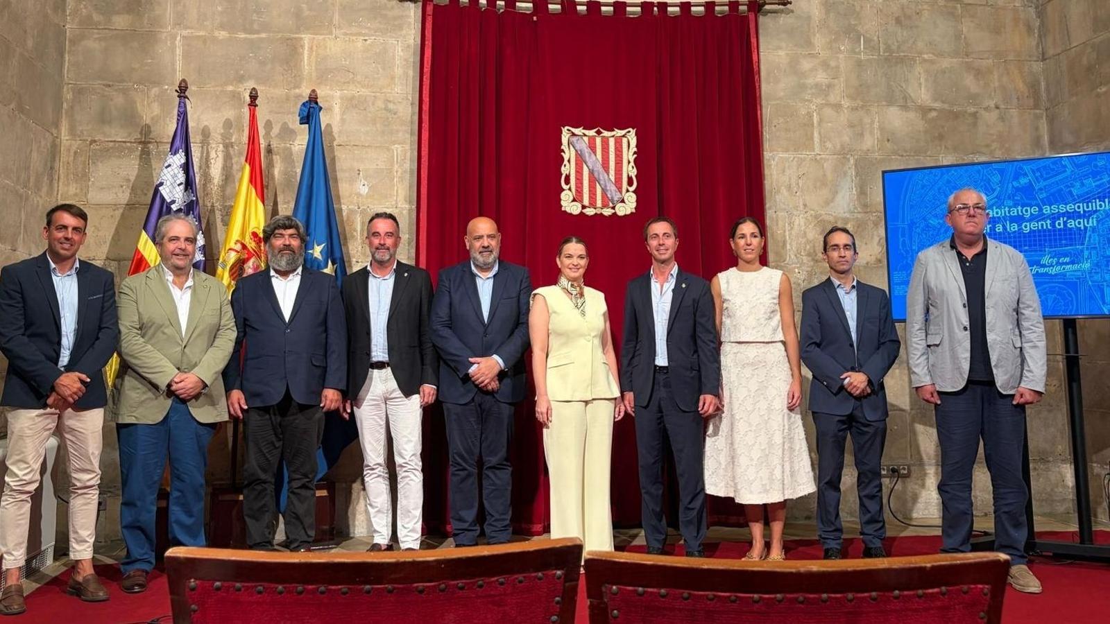 Representants polítics durant la presentació de la promoció d'habitatge a Palma.