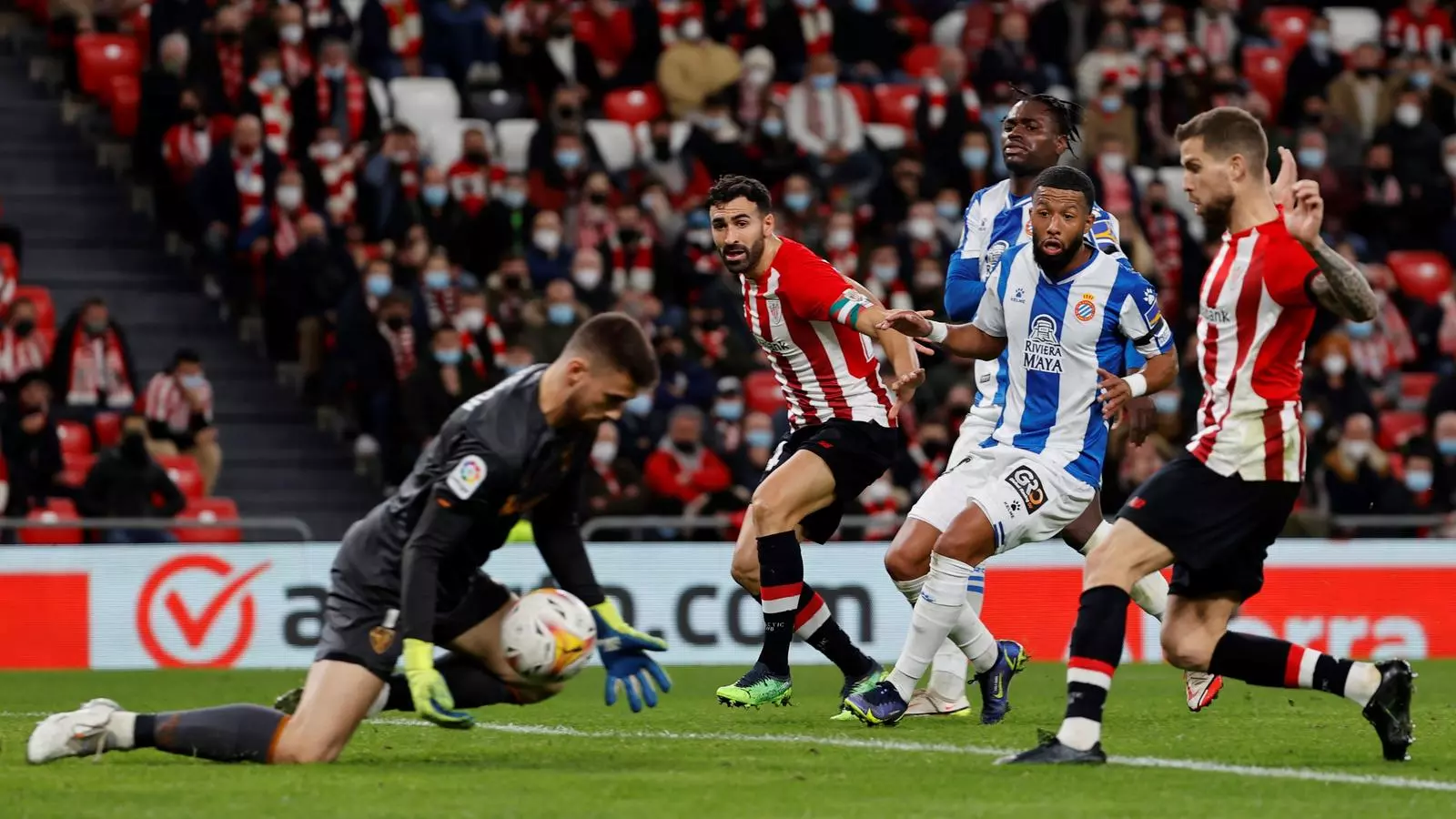 Unai Simón evita una centrada sota l'atenta mirada de Vilhena
