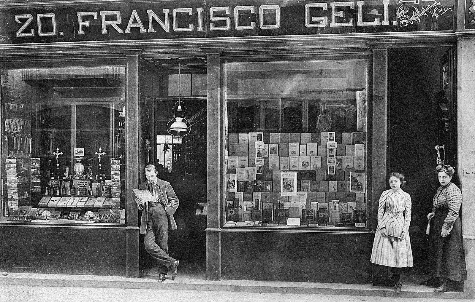 Imatge de l'aparador de la llibreria Geli, al carrer de l'Argenteria, l'any 1910