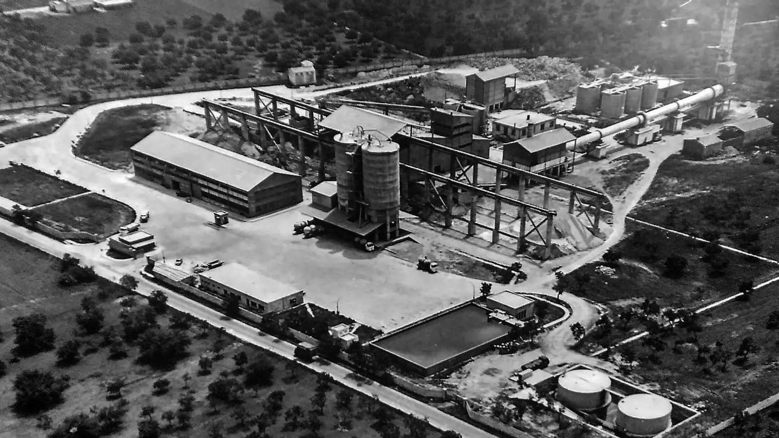 Vista aérea de la cementera de Lloseta el año 1968.