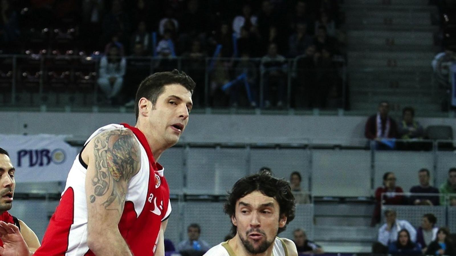 Sergi Llull intenta superar Josh Asselin