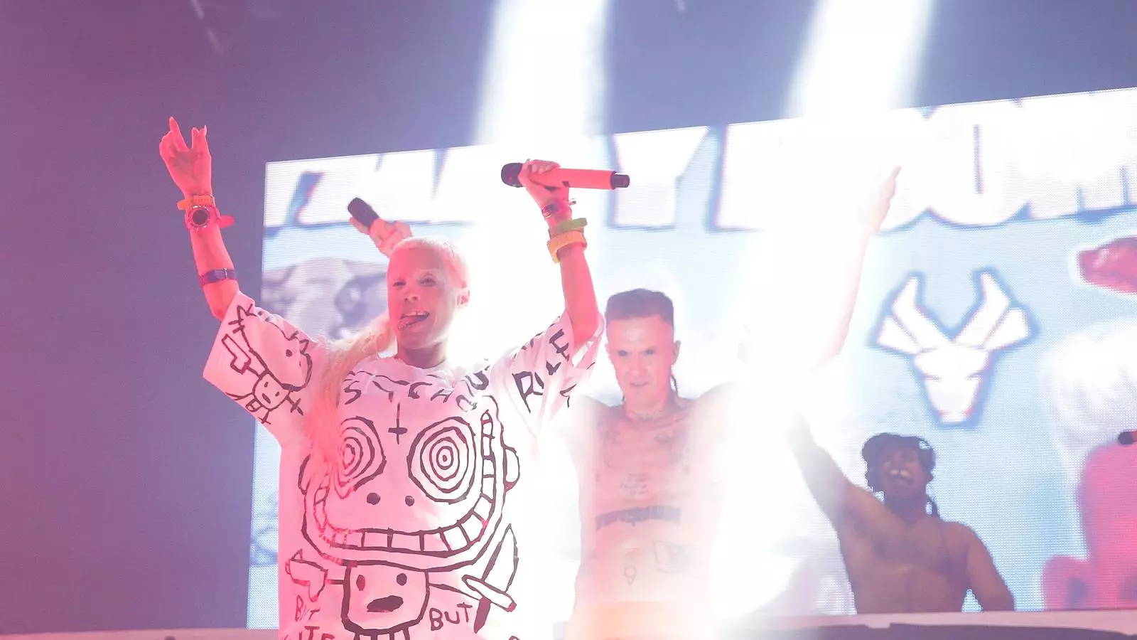 Ninja i Yolandi Visser de Die Antwoord actuant al Future Music Festival al Royal Randwick Racecourse el 2015