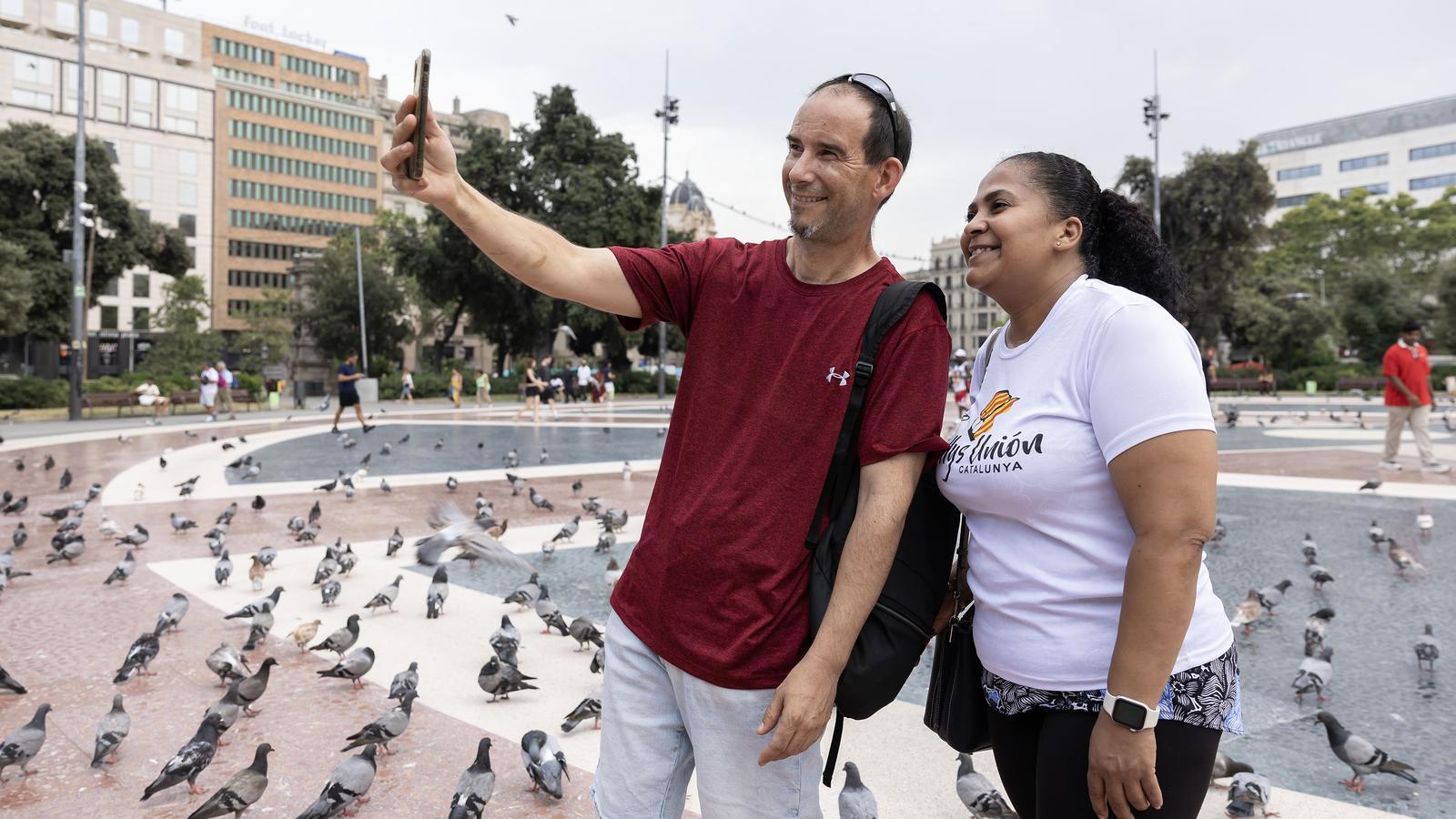 Héctor and Magnolia taking a photo in Plaça Catalunya.