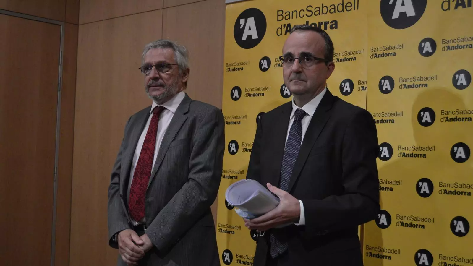 El president de BancSabadell d'Andorra, Miquel Alabern, i el conseller-director general de l'entitat, Josep Segura, moments abans de la junta general d'accionistes.