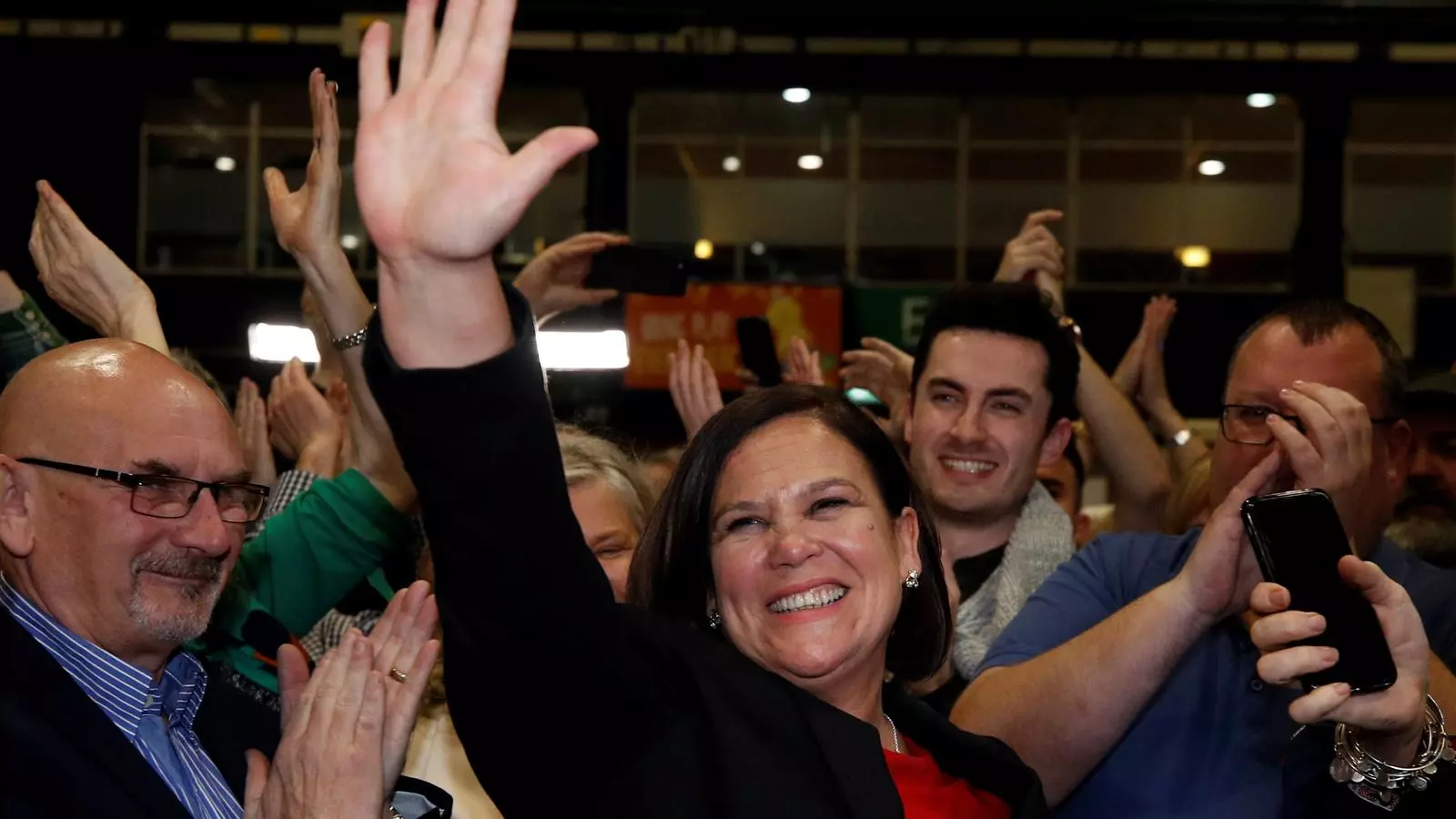 Mary Lou McDonald, líder del Sinn Féin, celebra a Dublín, aquest diumenge, els grans resultats del partit