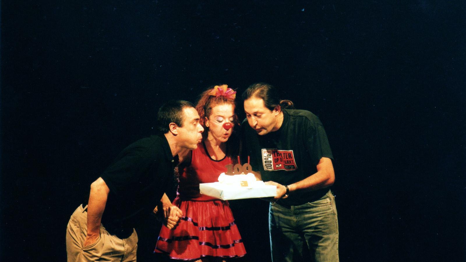 Pepa Plana celebrating the 100 performances of Pe a Pa with Joan Busquets
