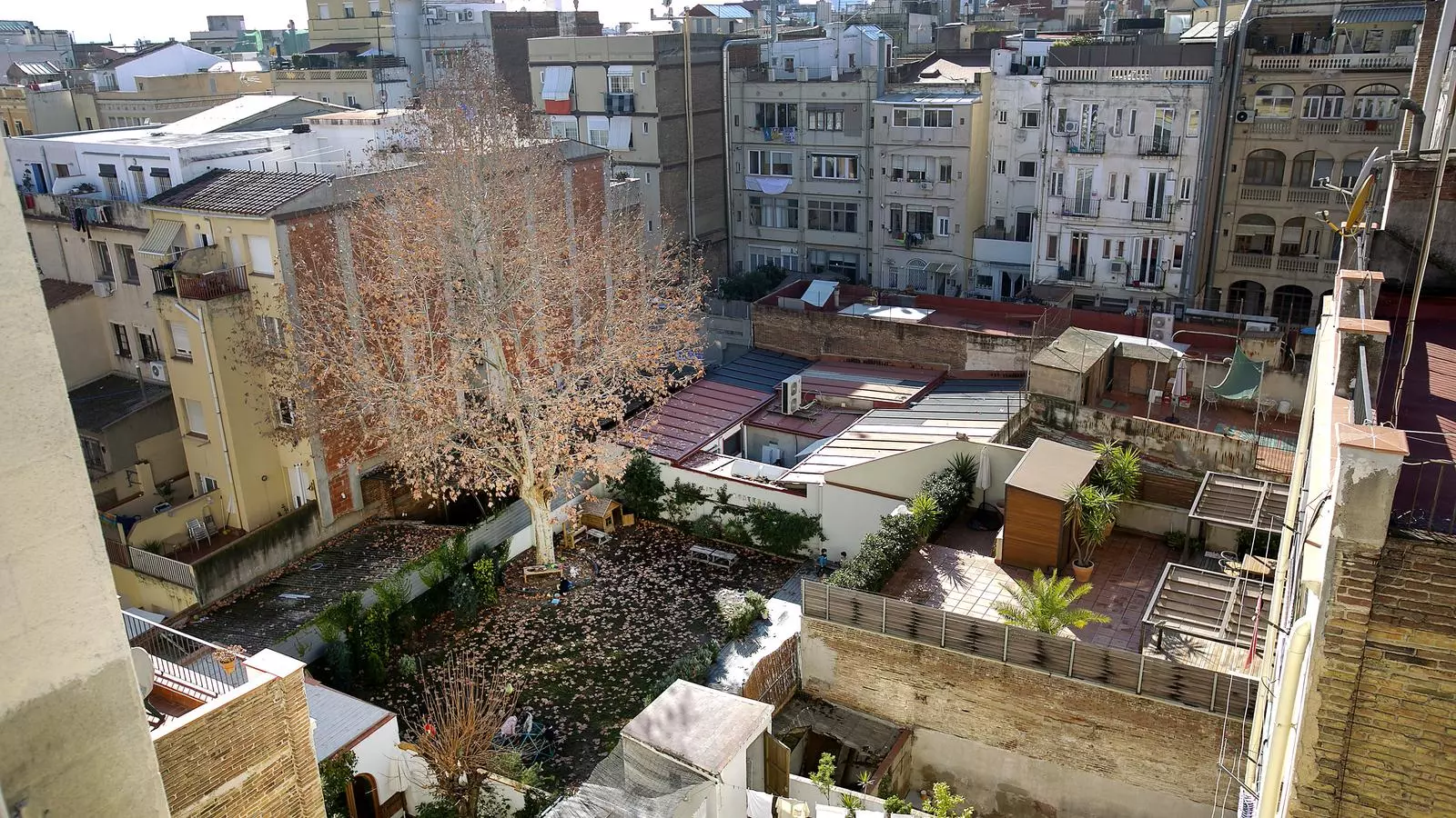 L'interior d'illa afectat per la construcció dels pisos., a Gràcia