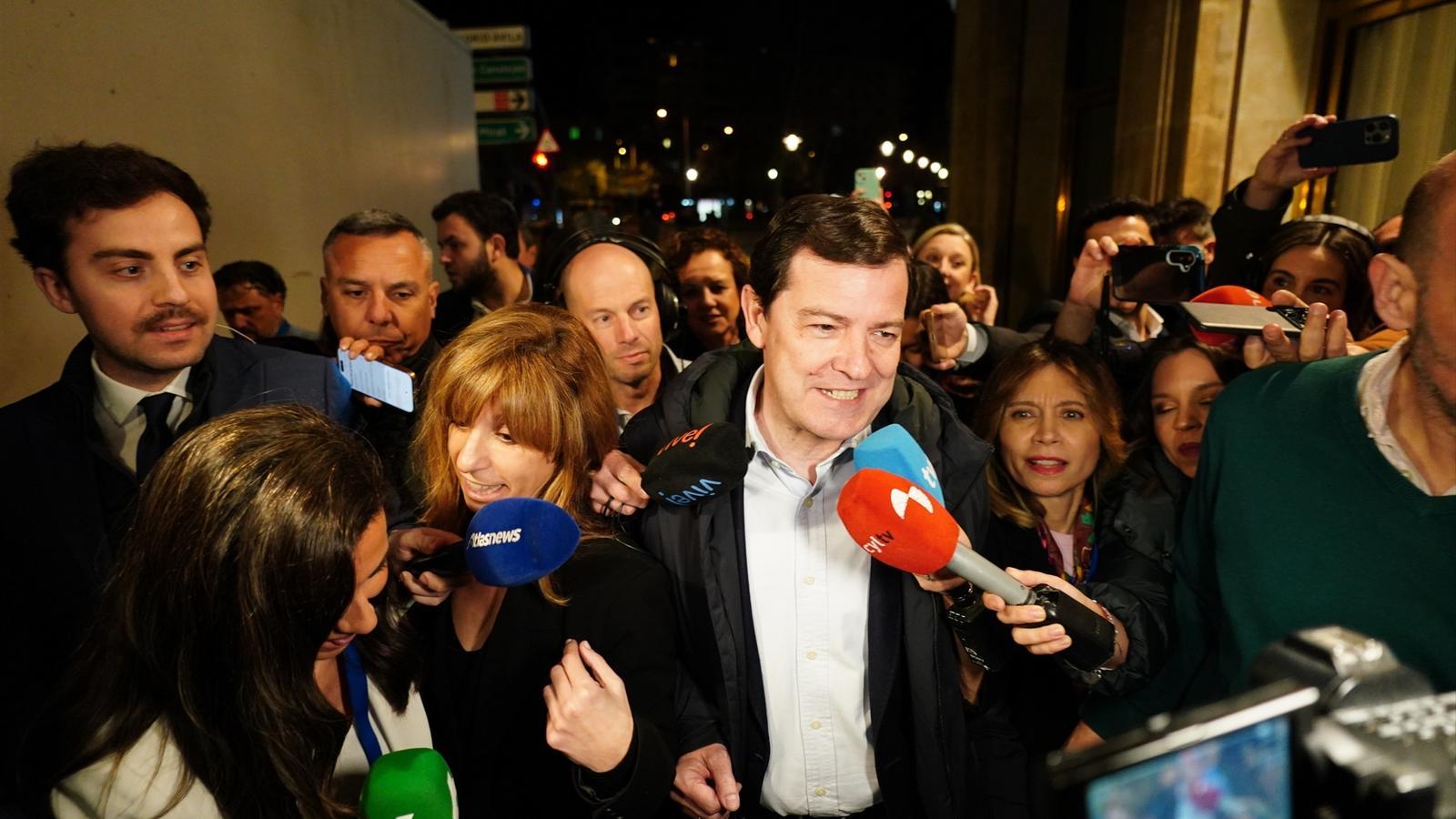 Mañueco, a la seva arribada a l'hotel on ha seguit els resultats electorals