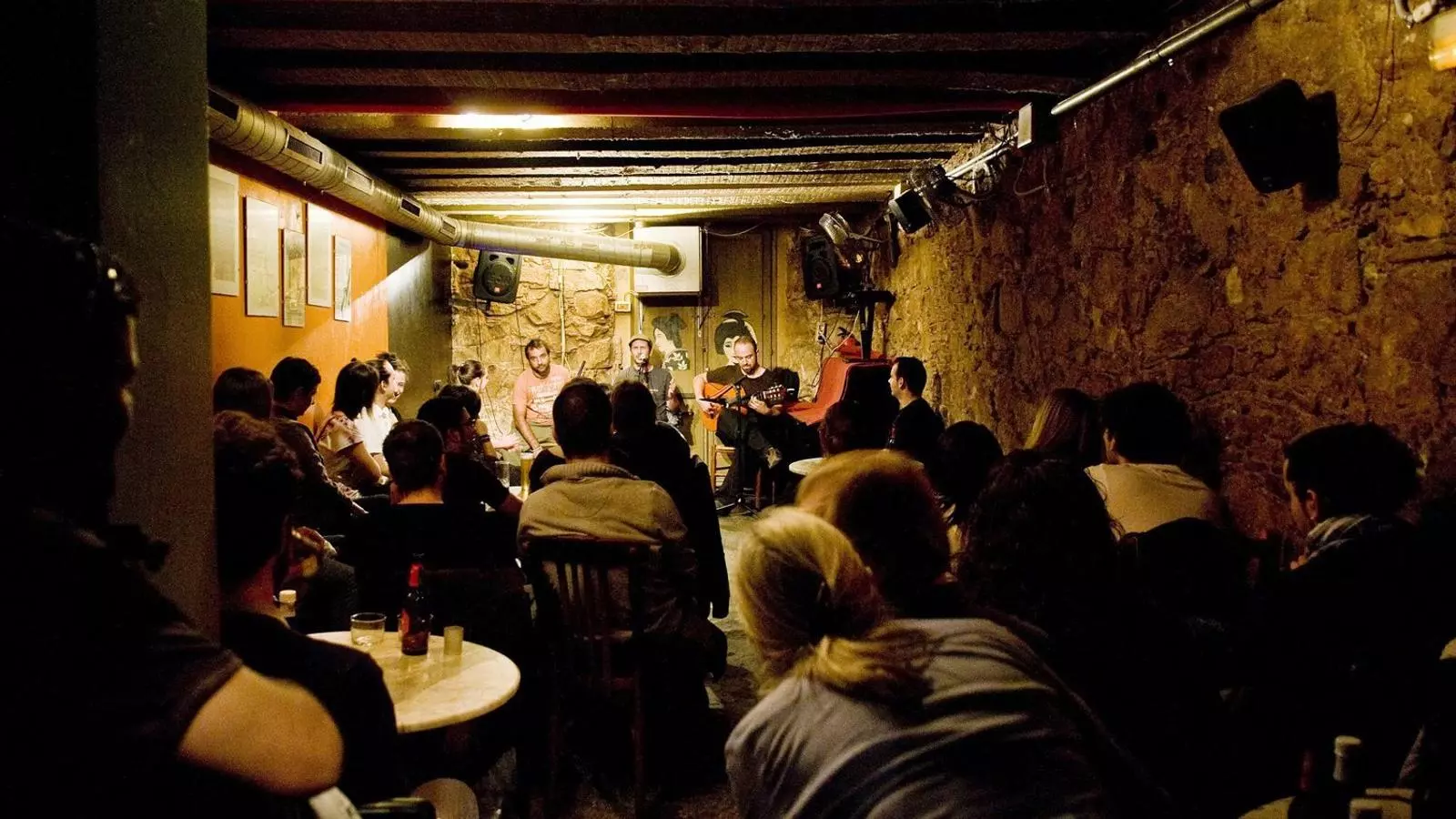 Un concert a Robadors 23, un dels locals que esperen el canvi de normativa de la música en directe.