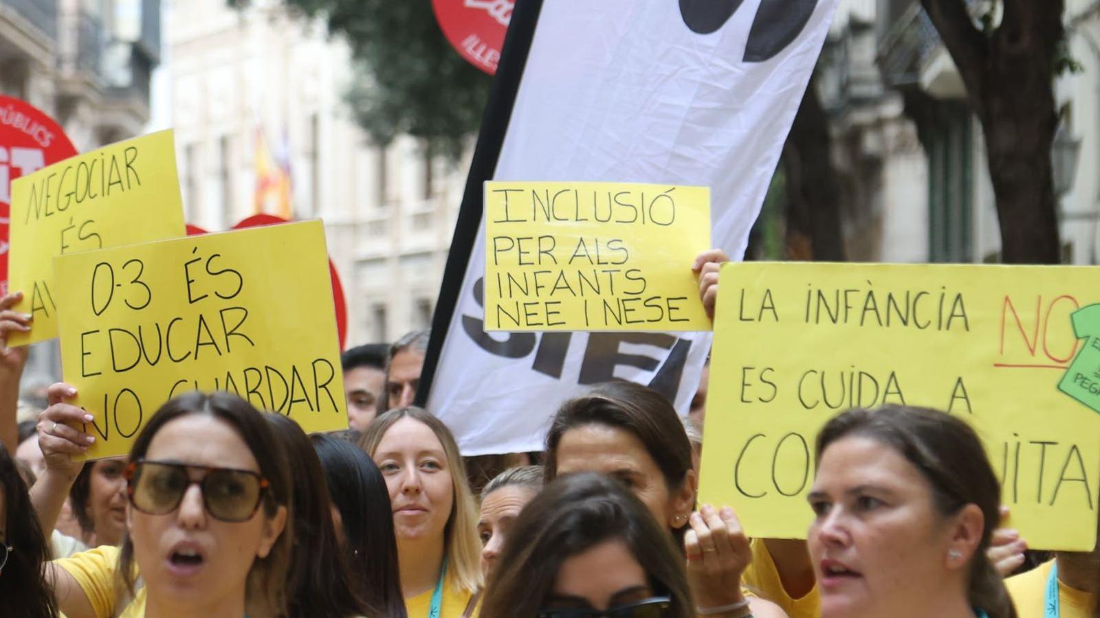 Concentración del sector 0-3 ante el Parlament.
