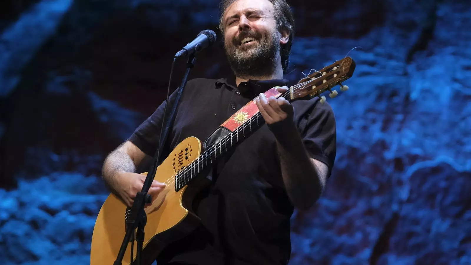 Roger Mas durant el concert al Teatre Grec de Barcelona.
