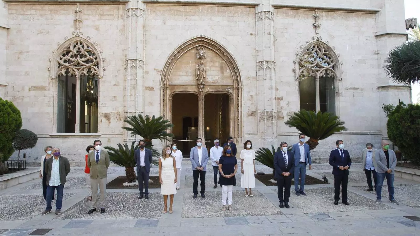 Els representants polítics i els agents socials, abans d'iniciar la reunió de la mesa estatal de diàleg social