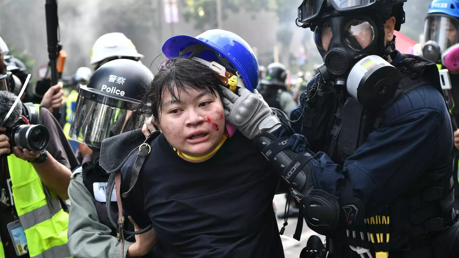 Una manifestant detinguda quan intentava fugir del campus de la Politècnica de Hong-Kong.