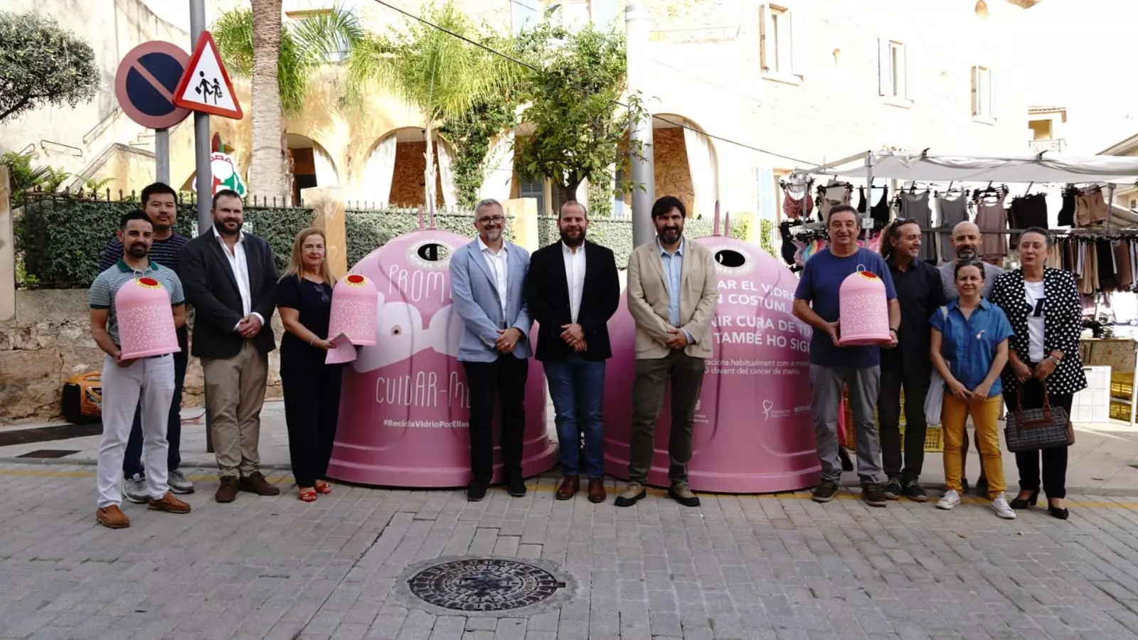 El conseller de Medi Ambient i Territori, Miquel Mir, el director general de Residus i Educació ambiental, Sebastià Sansó, el regidor d’Agricultura, Pesca i Medi ambient de Son Servera, Miguel Ángel Espases, i el gerent d’Ecovidrio a les Illes Balears, Roberto Fuentes, han presentat, aquest divendres, la campanya «Recicla vidre per elles» que es durà a terme a nou municipis de l’arxipèlag.