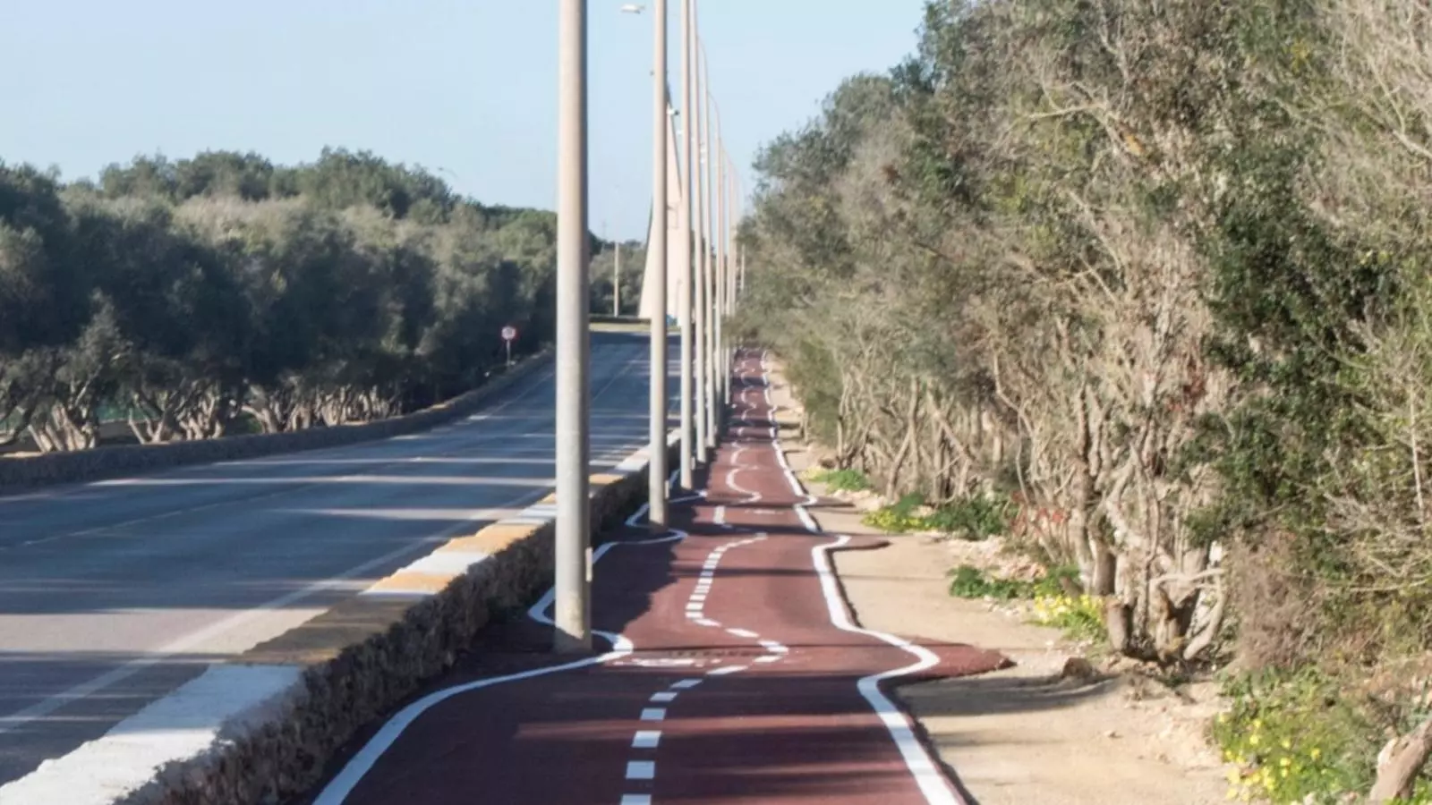 Imatge del carril bici entre Sant Climent i l'aeroport de Menorca.
