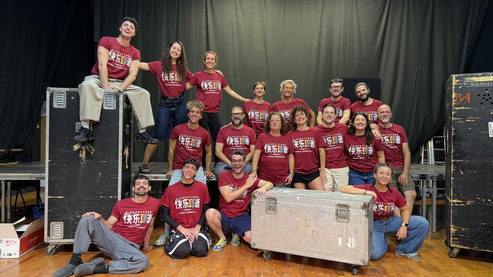 The company Dagoll Dagom prepares to travel to China.