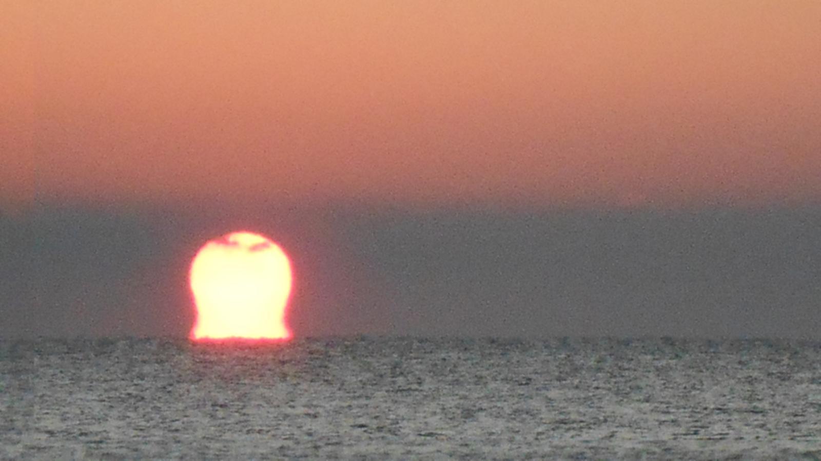 Miratge a la sortida del sol / Xavi Cabo