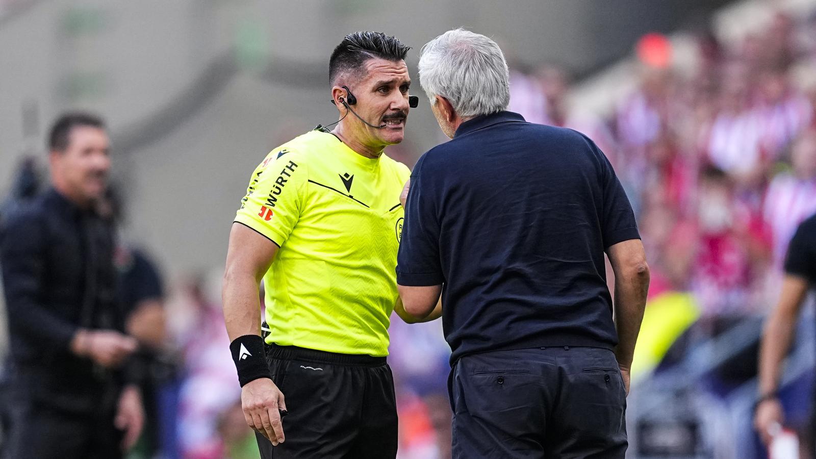 Ortiz Arias y Jose Mourinho, durante el Atlético de Madrid-Real Madrid