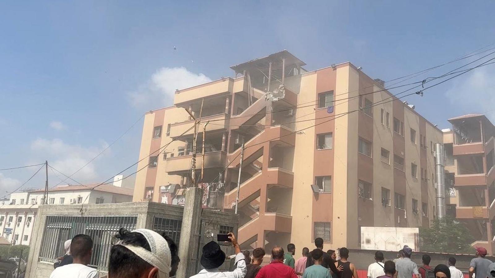 The facade of Nasser Hospital in Gaza after the Israeli attack, with the impacts clearly visible.