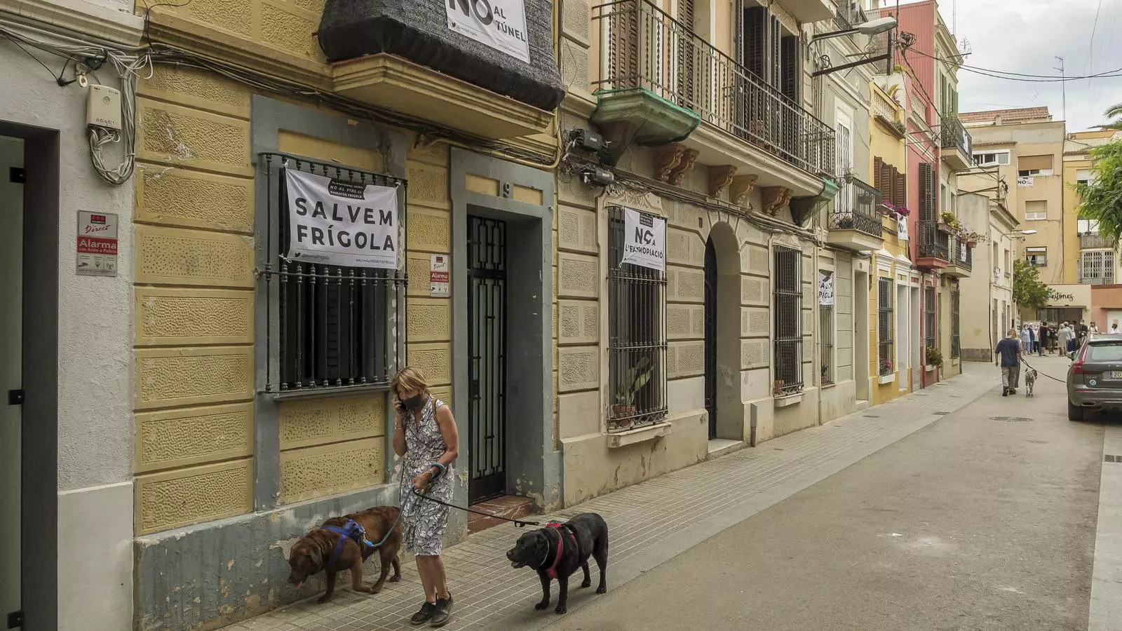 El passatge Frígola amb cartells en contra del vial previst