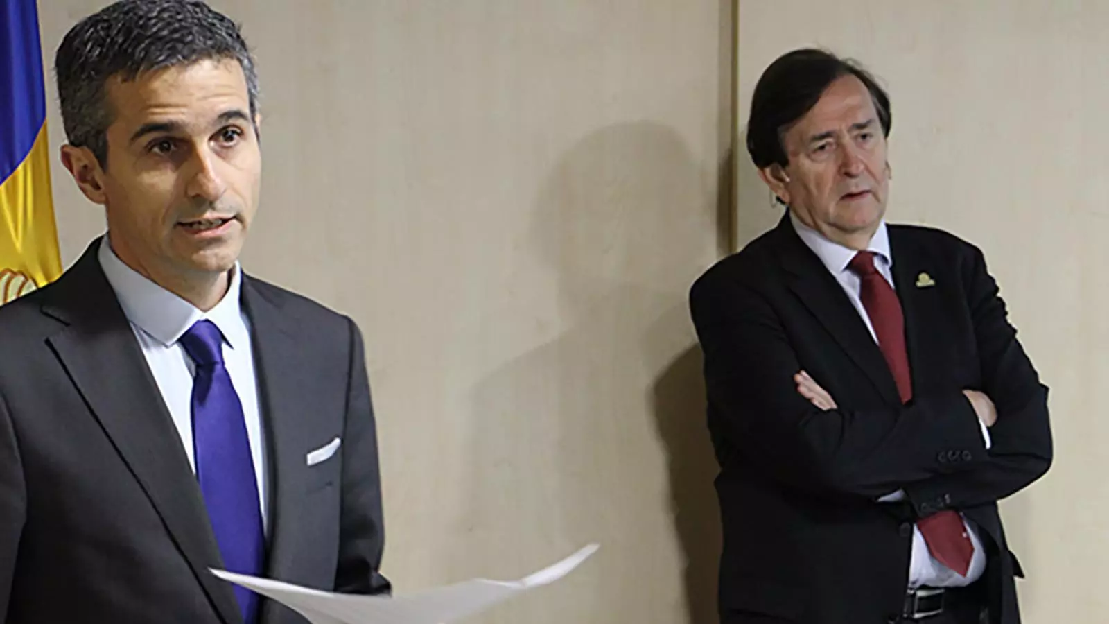 El secretari d'Estat de Funció Pública i Reforma de l'Administració, Antoni Rodríguez, presenta el conferenciant, el secretari general del CLAD, Francisco Velázquez. / B. N.