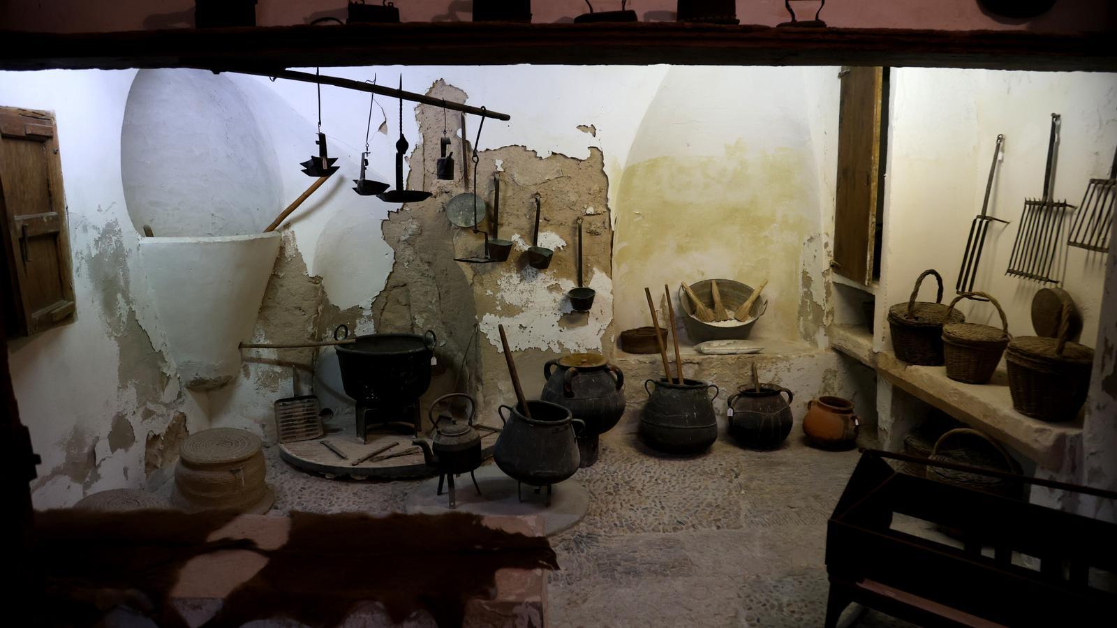 Recreación de una cocina en el Museo Etnológico de Muro.