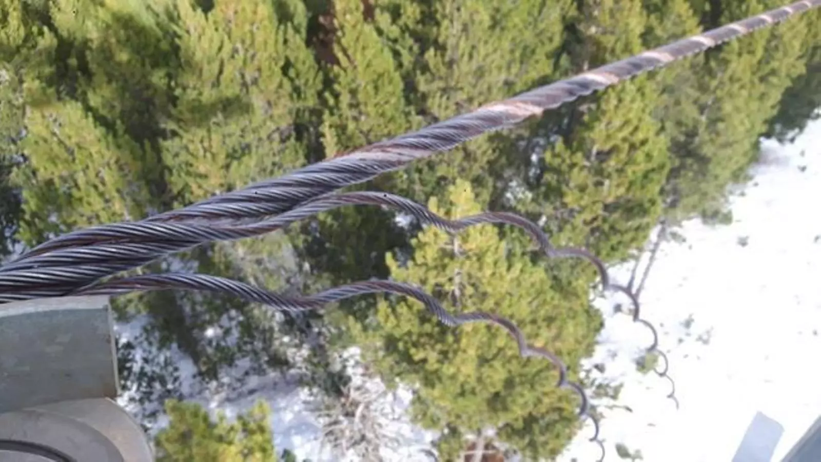 Els cables del telecadira La Serra 2 malmesos intencionadament. / Vallnord